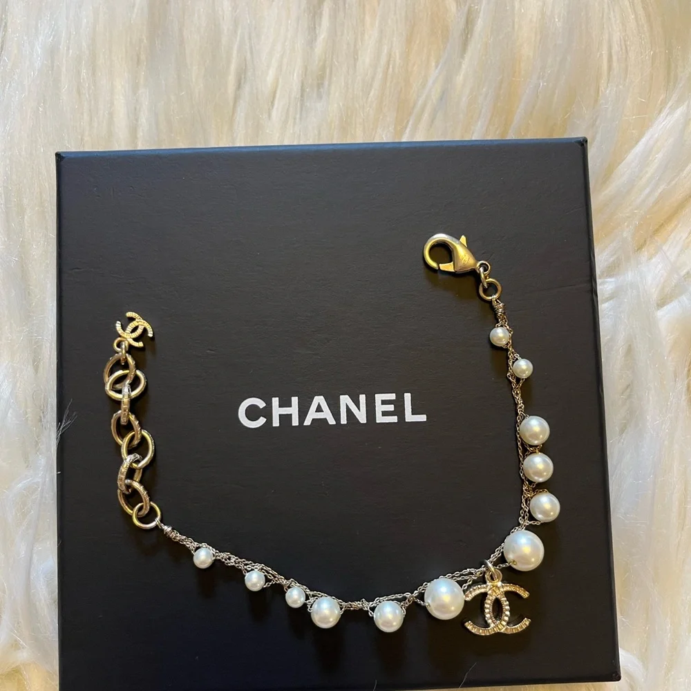 CHANEL CC Logo bracelet - Picture 5 of 7